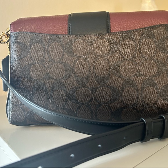 Coach Grace - Picture 2 of 11